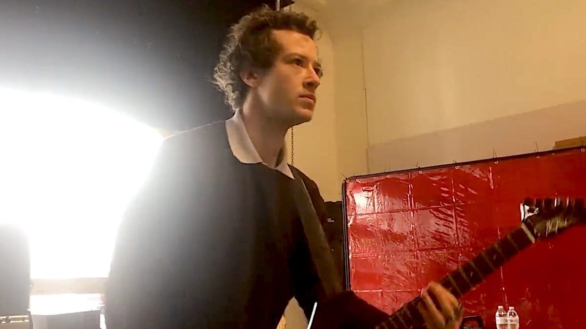 Video: El actor de Stranger Things realmente tocó “Master of Puppets” en guitarra